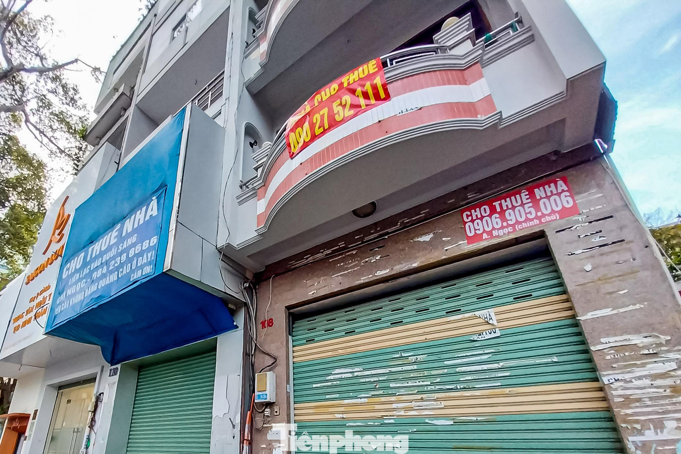 Chủ một mặt bằng đang treo bảng cho thuê trên đường Bùi Thị Xuân cho biết dù giảm giá rất nhiều lần nhưng chưa có người thuê do hầu hết khách hàng vẫn muốn giữ mức giá ưu đãi giảm từ 30-40%, trong khi chủ nhà chỉ chấp nhận giảm giá nhiều nhất là 15 -20% so với giá trước dịch.