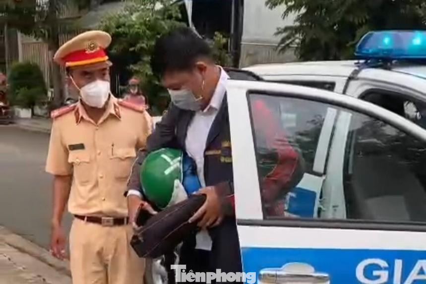 Cán bộ CSGT trạm Đa Phước sử dụng ô tô chuyên dụng hỗ trợ đưa cán bộ coi thi đến điểm thi