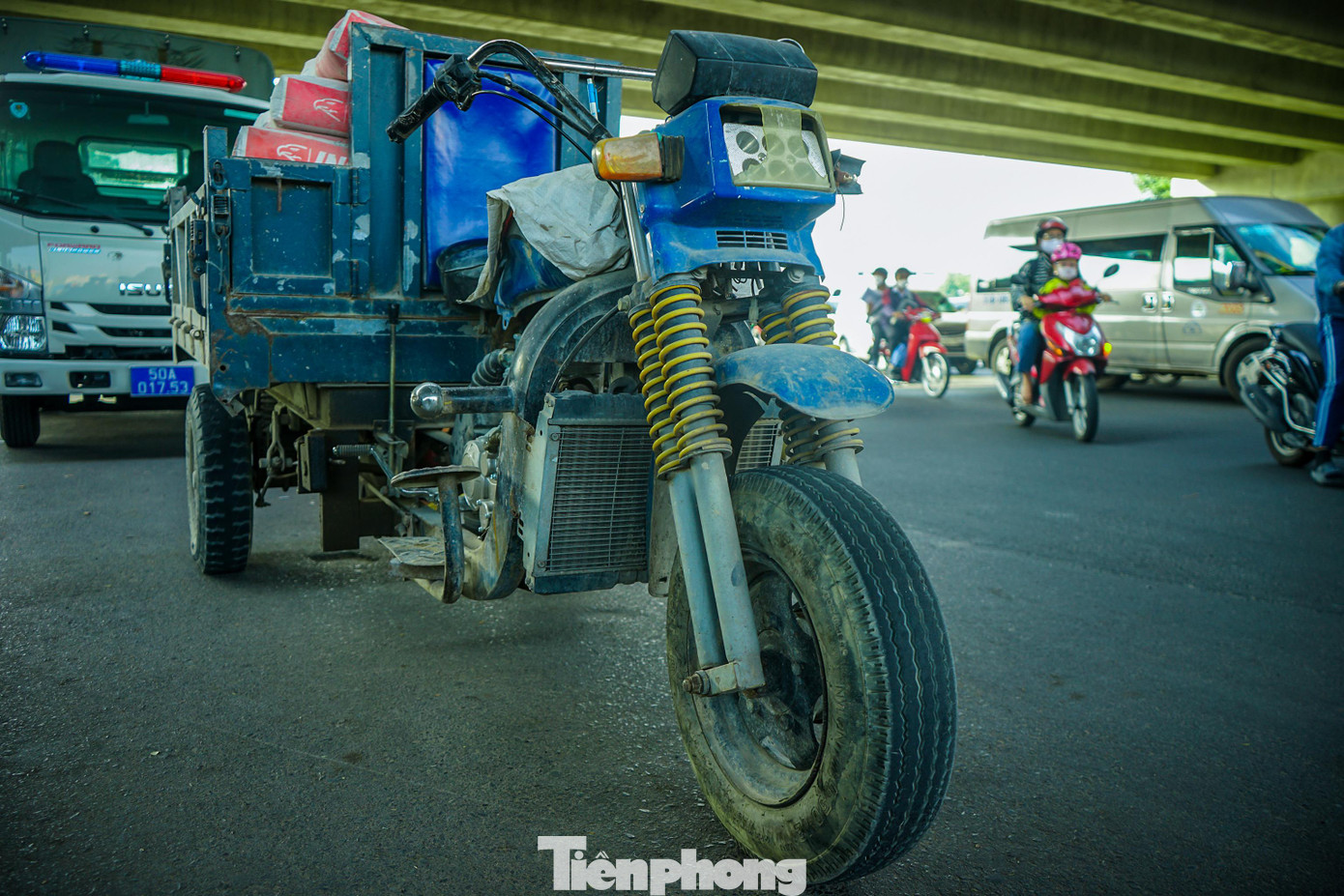 Cùng lúc này, anh D.V.P (ngụ tỉnh Bình Phước) chạy xe 3 bánh giao xi măng không đội mũ bảo hiểm lưu thông từ cầu Bình Triệu về hướng chợ đầu mối nông sản Thủ Đức thì bị tổ công tác ra hiệu dừng xe.