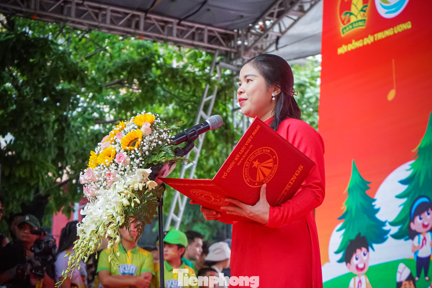 Bà Nguyễn Thị Quỳnh Ngọc - Tổng thư ký Tổ chức Kỷ lục Việt Nam công bố quyết định của Tổ chức Kỷ lục Việt Nam đến Hội đồng Đội Trung ương và Công ty CP sữa Quốc tế (IDP)