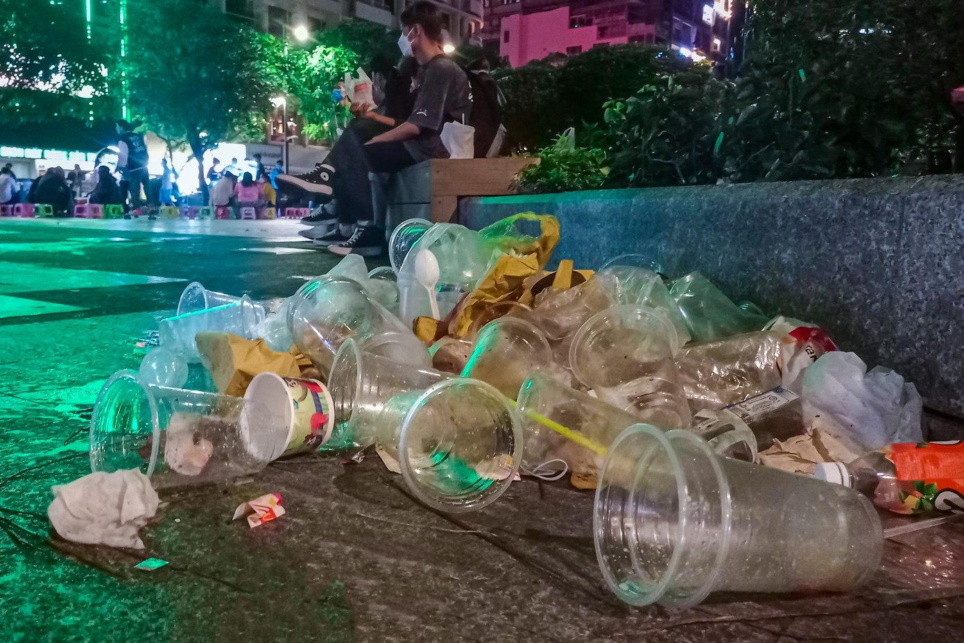 Theo quan sát của phóng viên, phần lớn rác thải đều được người dân gom lại thành đống.