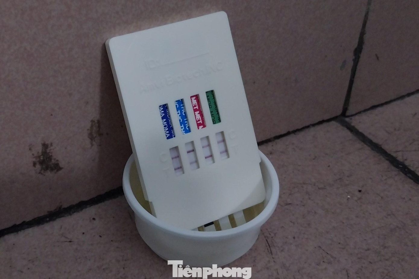 Qua kết quả hiển thị trên que test nhanh, cả hai nam thanh niên trên âm tính với các chất ma túy nên tổ công tác tiến hành lập biên bản và cho họ tiếp tục lưu thông. Sau đó tổ công tác tiếp tục lên đường tuần tra. Qua kết quả hiển thị trên que test nhanh, cả hai nam thanh niên trên âm tính với các chất ma túy nên tổ công tác tiến hành lập biên bản và cho họ tiếp tục lưu thông. Sau đó tổ công tác tiếp tục lên đường tuần tra.