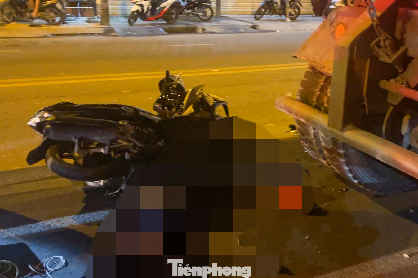 Chiếc xe máy của người phụ nữ bị hư hỏng nặng sau cú tông mạnh