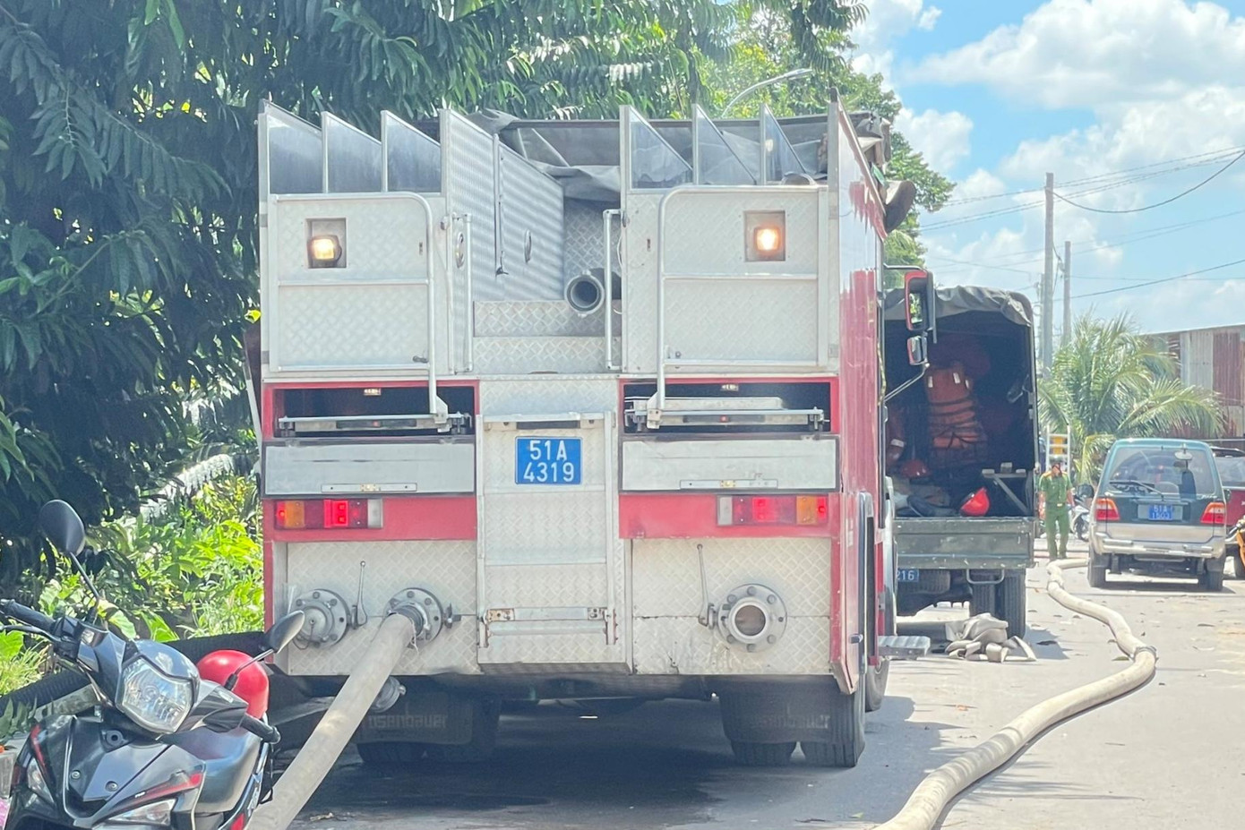 Lực lượng cảnh sát PCCC tại hiện trường khống chế đám cháy