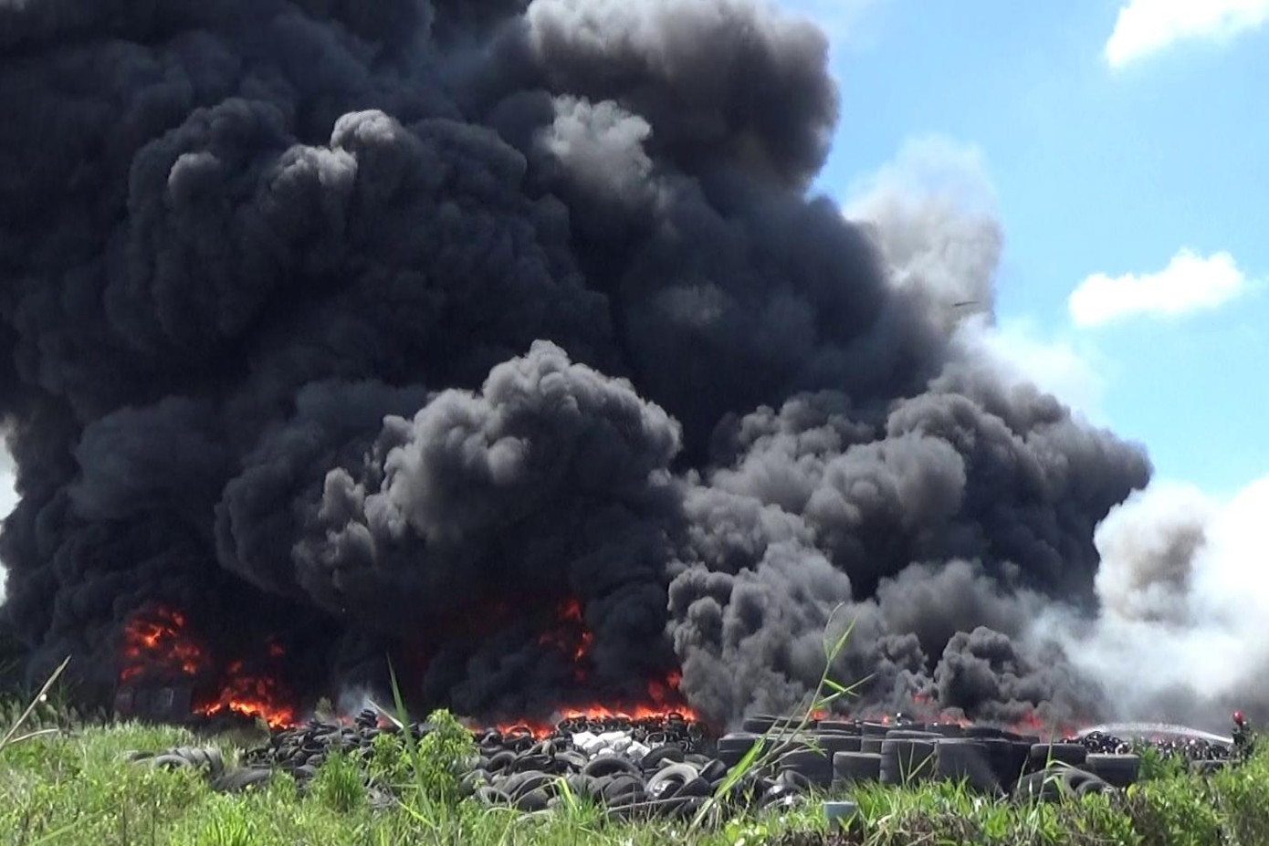 Vụ cháy tạo cột khói đen cao hàng trăm mét (Ảnh: Ngọc Vỹ)