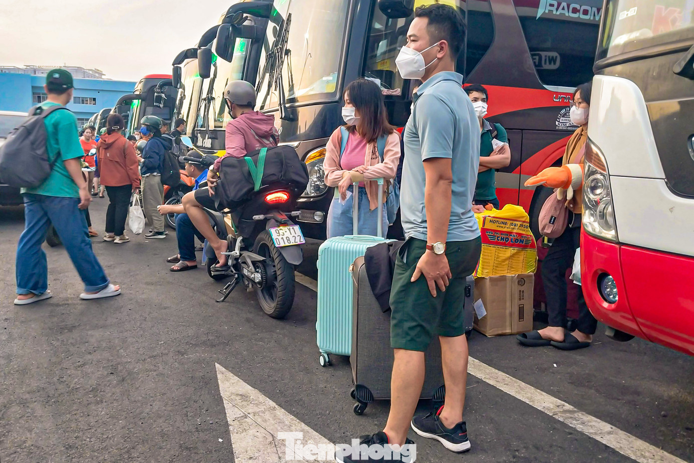 Ghi nhận của phóng viên vào lúc 18h hôm qua, bên trong bến xe Miền Đông (quận Bình Thạnh) có hàng nghìn người đón xe về quê ăn Tết.
