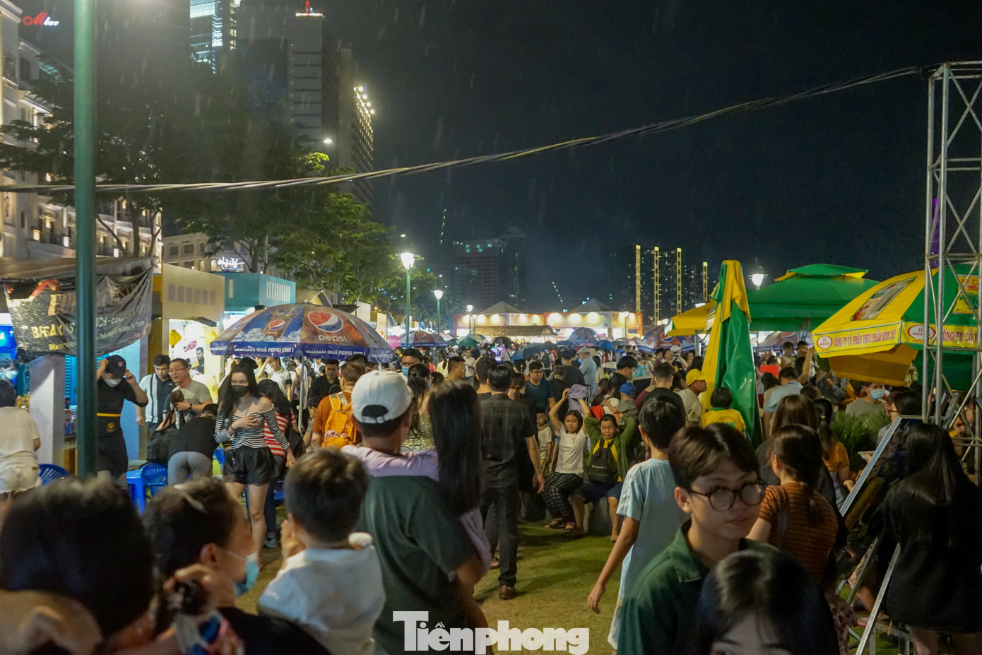 Trước đó lễ hội ẩm thực “Sài Gòn xưa và nay” được khai mạc vào ngày 1/12 với không gian được chia thành 3 khu chính: Ẩm thực Sài Gòn xưa, Ẩm thực vùng miền và ẩm thực quốc tế, Khu đặc sản các vùng miền.