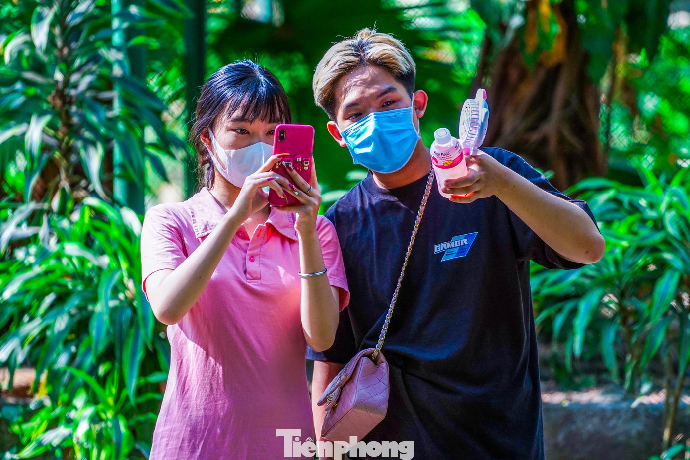 "Mình và bạn gái mình chọn Thảo Cầm viên là địa điểm vui chơi trong hôm nay là vì cũng gần 8 năm rồi tụi mình chưa đến đây bao giờ kể từ khi còn bé được ba mẹ dẫn đi. Hôm nay mới có dịp quay lại mình thấy bây giờ Thảo cầm viên cái gì cũng thay đổi, đặc biệt trong dịp Tết này tụi mình nghe nói có rất nhiều điều thú vị nên mới quyết định đến đây du xuân". Anh Thanh Hải (ngụ Q3) bộc bạch. "Mình và bạn gái mình chọn Thảo Cầm viên là địa điểm vui chơi trong hôm nay là vì cũng gần 8 năm rồi tụi mình chưa đến đây bao giờ kể từ khi còn bé được ba mẹ dẫn đi. Hôm nay mới có dịp quay lại mình thấy bây giờ Thảo cầm viên cái gì cũng thay đổi, đặc biệt trong dịp Tết này tụi mình nghe nói có rất nhiều điều thú vị nên mới quyết định đến đây du xuân". Anh Thanh Hải (ngụ Q3) bộc bạch.