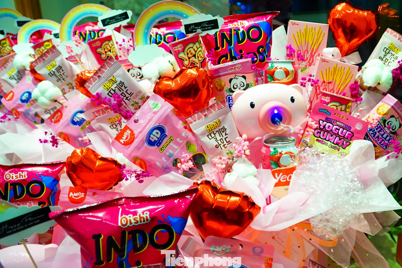 Tuy nhiên các mặt hàng trong mùa Valentine năm nay được nhiều người săn đón là những bó hoa được kết các loại hoa nhập khẩu và trang trí nhiều bánh kẹo có thể ăn được hoặc từ những món đồ chơi độc lạ.