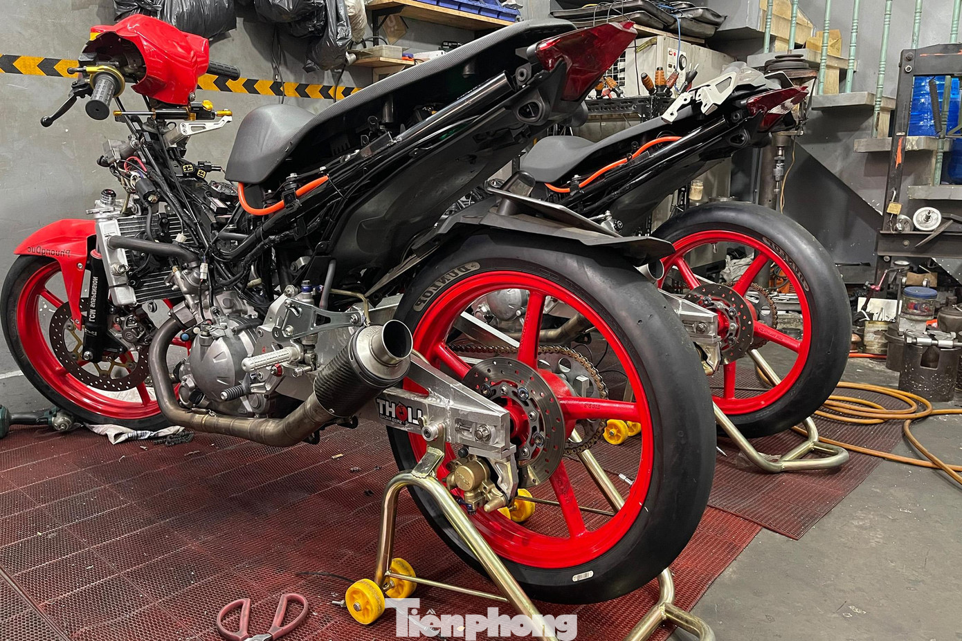 2 xe tham gia thi giải được lực lượng chức năng phát hiện tại tiệm sửa xe A.S