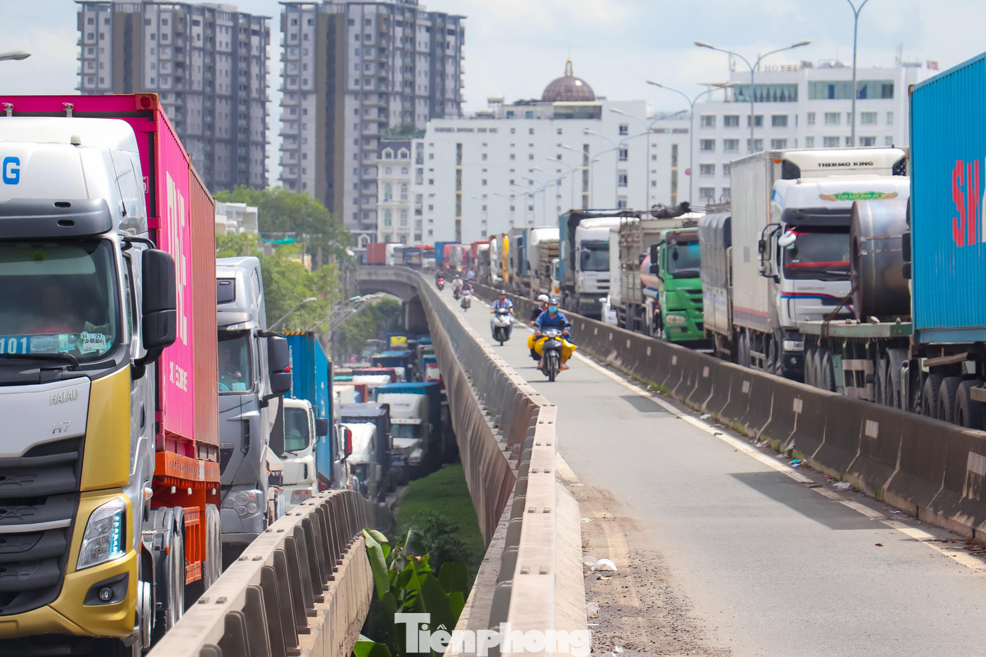 Vì là cây cầu dây văng lớn nhất tại TPHCM có cao 160,5m nên cầu Phú Mỹ có độ dốc khá cao khiến nhiều phương tiện phải gặp khó khăn khi di chuyển. Đặc biệt là trong thời gian thi công thì giữa cầu đã tạo ra những làn đường bị bó hẹp khiến xe cộ, đặc biệt là các xe đầu kéo thường hay chở hàng nặng di chuyển rất chậm khi qua cầu do bị &quot;mất đà&quot;.