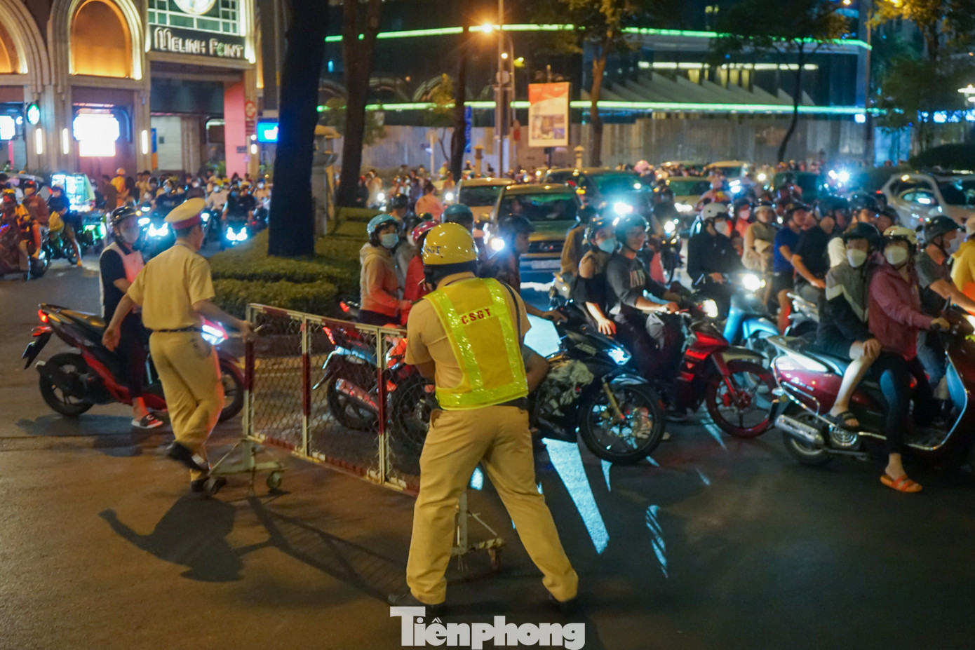 Tại nhiều tuyến đường dẫn vào khu vực phố đi bộ Nguyễn Huệ, lực lượng CSGT cùng với lực lượng Thanh niên xung phong đã cho kéo hàng rào chặn các phương tiện di chuyển vào bên trong tránh gây nguy hiểm cho khách tham quan.