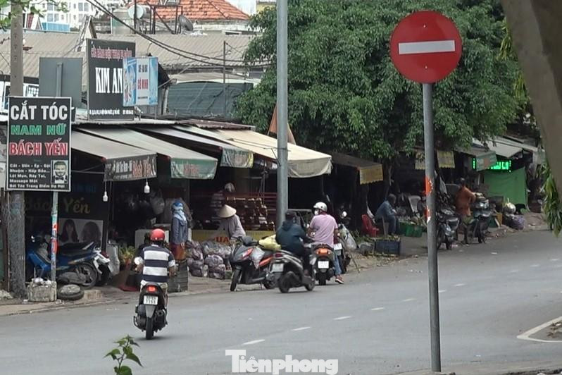 Các phương tiện nối nhau chạy ngược chiều trong lúc CSGT tuần tra Các phương tiện nối nhau chạy ngược chiều trong lúc CSGT tuần tra