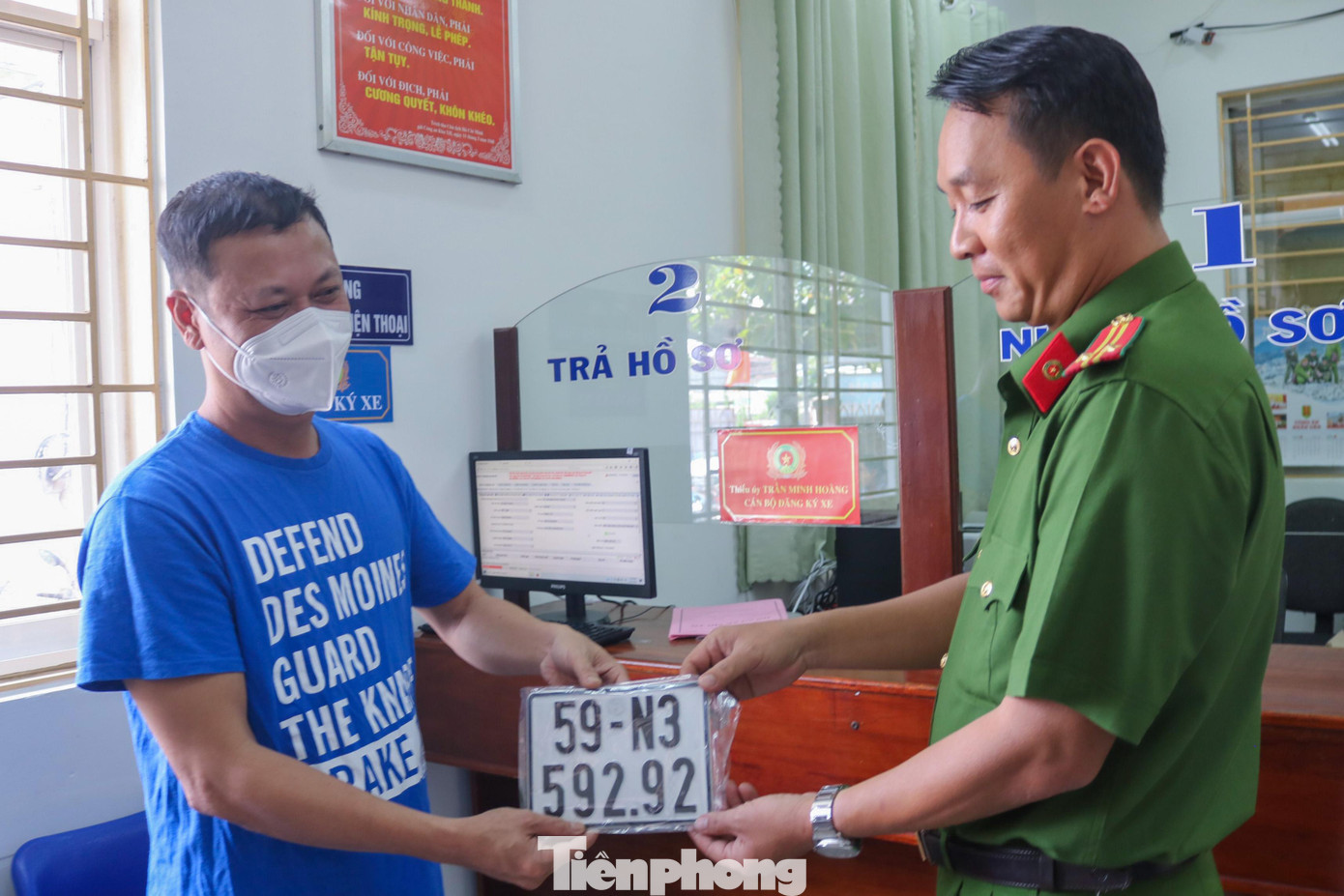 “Bộ Công an phân cấp việc đăng ký phương tiện xuống đến Công an cấp quận huyện, xã là một việc làm rất tốt, giúp người dân đỡ phải đi một quãng đường khá xa và chờ đợi lâu”, anh Lại Văn Trung (ngụ xã Vĩnh Lộc B) chia sẻ sau khi nhận biển số tại điểm đăng ký xe trụ sở Công an xã Vĩnh Lộc B, huyện Bình Chánh. “Bộ Công an phân cấp việc đăng ký phương tiện xuống đến Công an cấp quận huyện, xã là một việc làm rất tốt, giúp người dân đỡ phải đi một quãng đường khá xa và chờ đợi lâu”, anh Lại Văn Trung (ngụ xã Vĩnh Lộc B) chia sẻ sau khi nhận biển số tại điểm đăng ký xe trụ sở Công an xã Vĩnh Lộc B, huyện Bình Chánh.