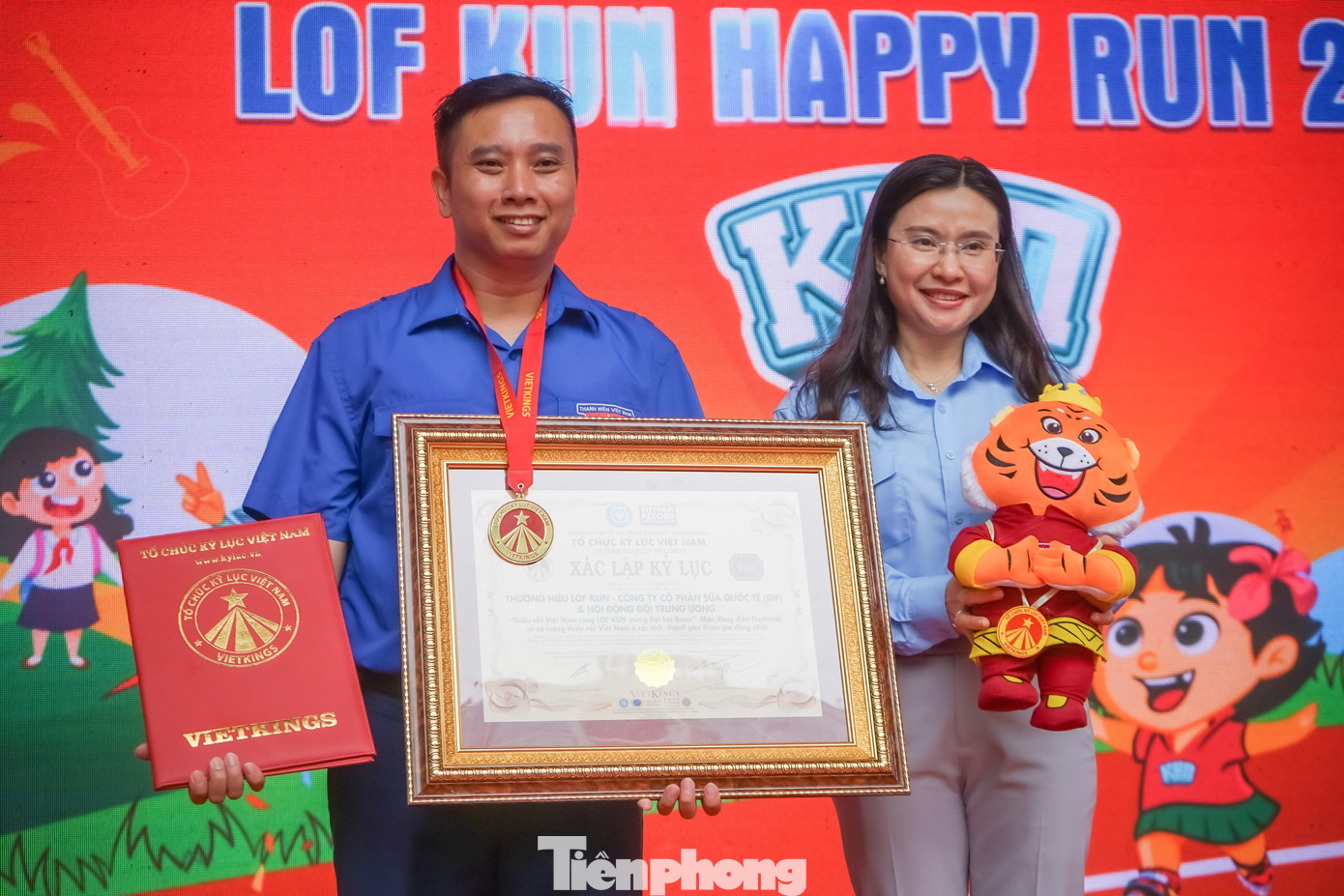 Chị Nguyễn Phạm Duy Trang – Bí thư Trung ương Đoàn, Chủ tịch Hội đồng Đội Trung ương cùng anh Lê Anh Quân – Phó Trưởng Ban Công tác Thiếu nhi Trung ương Đoàn, Phó Chủ tịch Hội đồng Đội Trung ương thay mặt 3.000 thiếu nhi nhận bằng xác lập kỷ lục