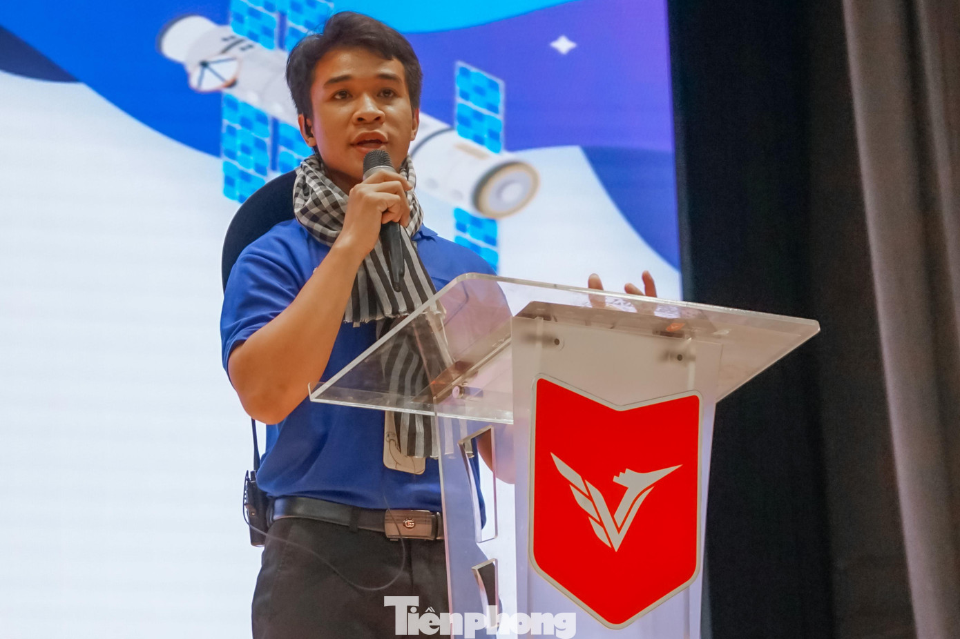 Theo anh Trần Quảng Hiếu - Phó Chủ tịch Hội Sinh viên trường ĐH Văn Lang, năm nay, chiến dịch 'Mùa Hè Xanh' 2022 của trường ĐH Văn Lang có tất cả 9 đội hình. Dự kiến, sau Lễ ra quân, các chiến sĩ sẽ bắt tay ngay vào việc tuyên truyền và thực hiện các hoạt động bảo vệ môi trường xung quanh các tuyến đường, hẻm gần trường.