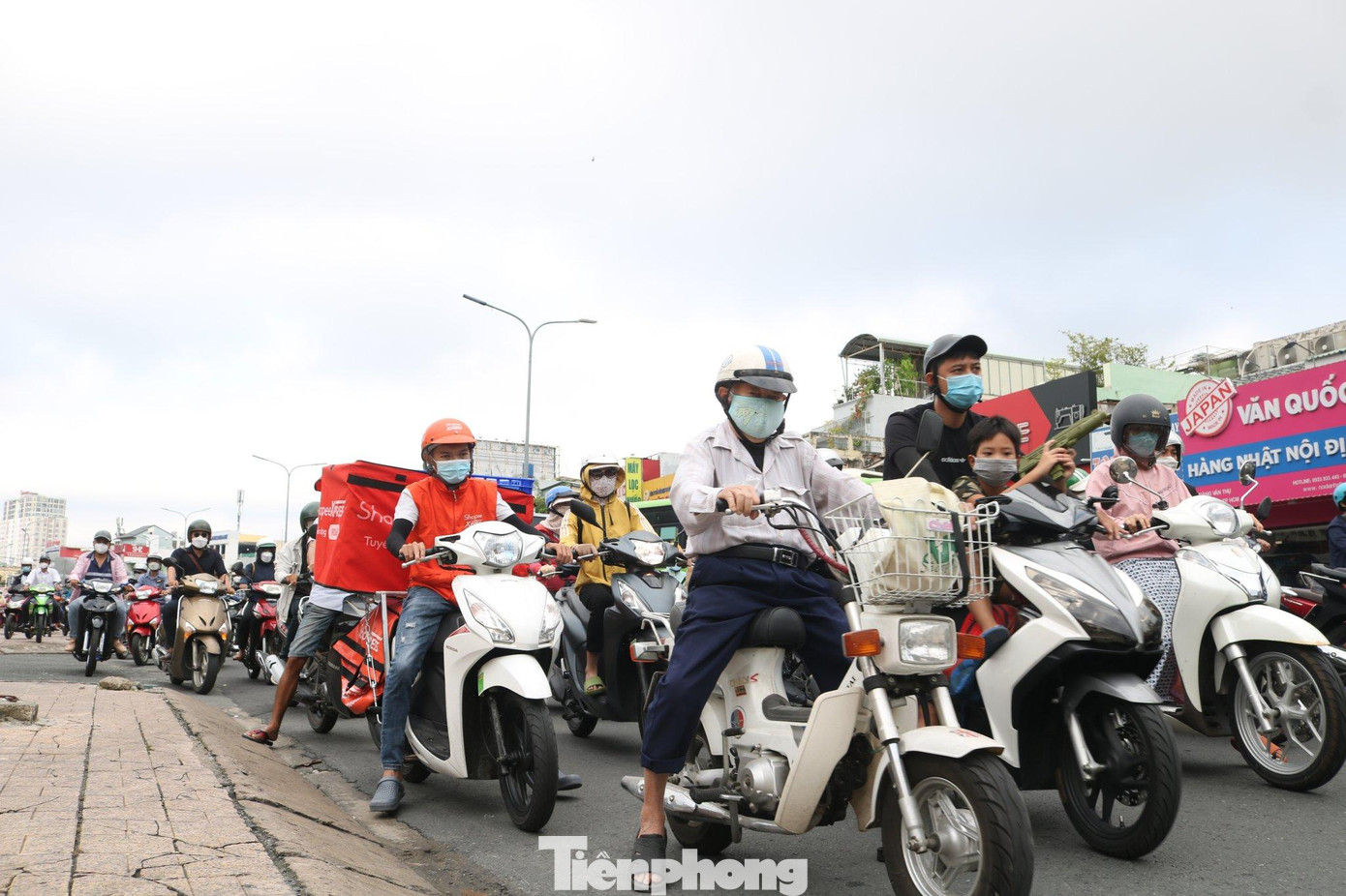 Tương tự như các tuyến đường tại quận 4 thì tình trạng giao thông qua các tuyến đường tại quận Tân Bình cũng không mấy khả quan khi lưu lượng phương tiện ngày một tăng cao.