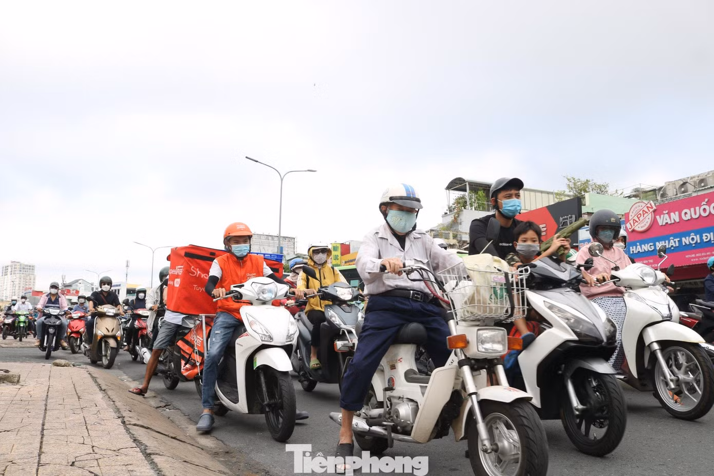 Tương tự như các tuyến đường tại quận 4 thì tình trạng giao thông qua các tuyến đường tại quận Tân Bình cũng không mấy khả quan khi lưu lượng phương tiện ngày một tăng cao.