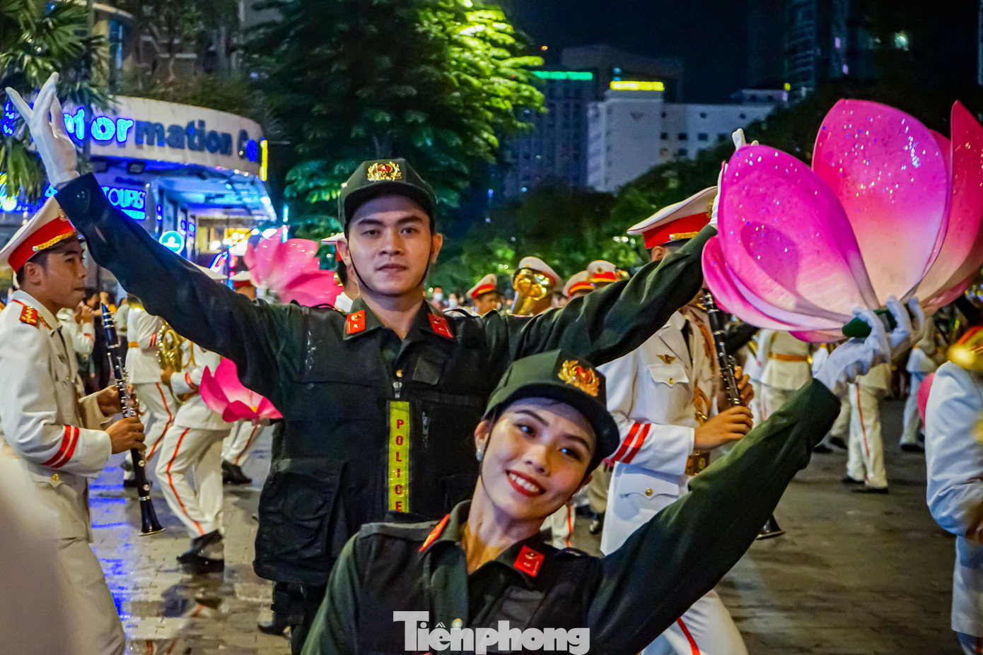 “Đây là lần đầu tiên em được xem các chiến sĩ Công an biểu diễn nghệ thuật. Em rất ấn tượng với đội múa vì hầu hết các chiến sĩ trẻ trung, các tiết mục rất hay và đặc sắc”, sinh viên Nam Thư (ngụ quận 4) cho biết.