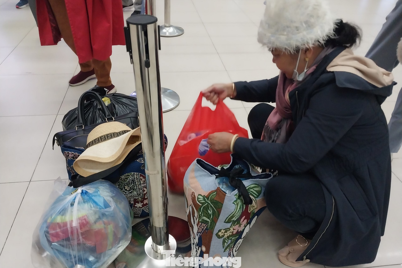 Tuy nhiên vẫn có một số hành khách vì sợ hôm nay là ngày cao điểm, việc làm thủ tục xếp hàng lâu nên để quên giấy tờ tùy thân vì đi vội. Trong ảnh là người phụ nữ đang loay hoay tìm kiếm giấy tờ ngay sát giờ quầy thủ tục sắp đóng.