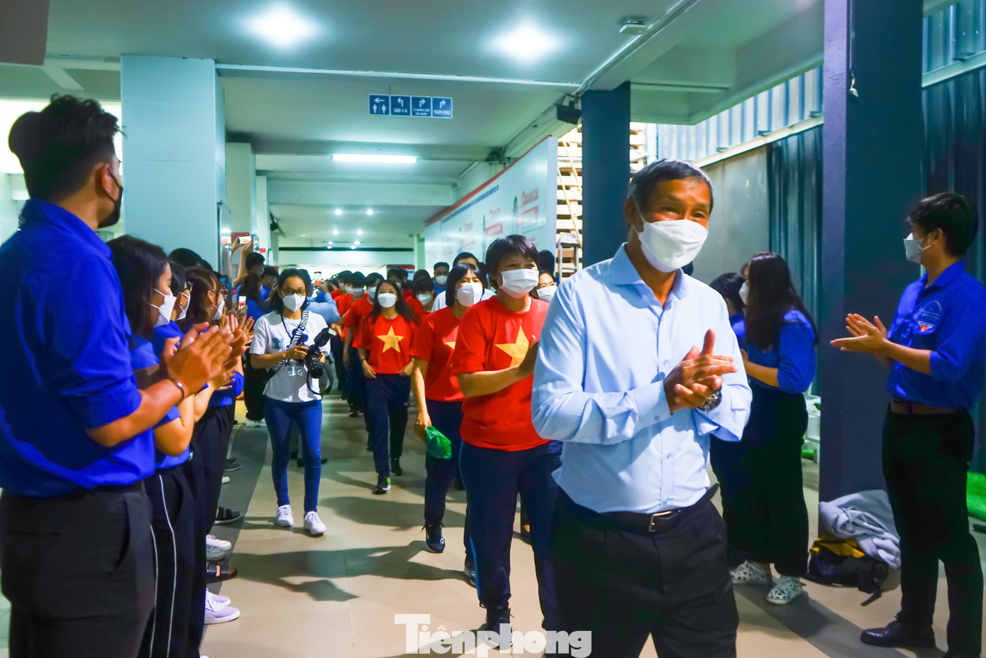 Đến tham dự chương trình có sự hiện diện của HLV trưởng của đội tuyển bóng đá nữ Việt Nam - ông Mai Đức Chung, trợ lý Đoàn Thị Kim Chi, Nguyễn Thị Kim Hồng và 12 thành viên của đội tuyển.