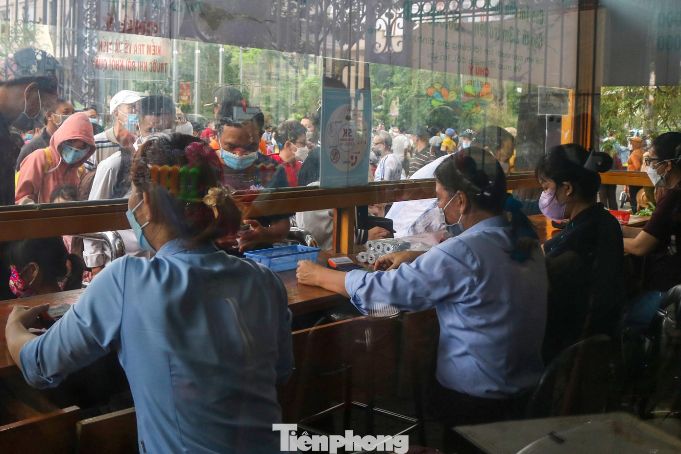 Bên trong khu vực quầy vé các nhân viên phải liên tục xuất vé không ngừng nghỉ khi hàng trăm lượt khách đứng xếp hàng phía ngoài chờ mua.