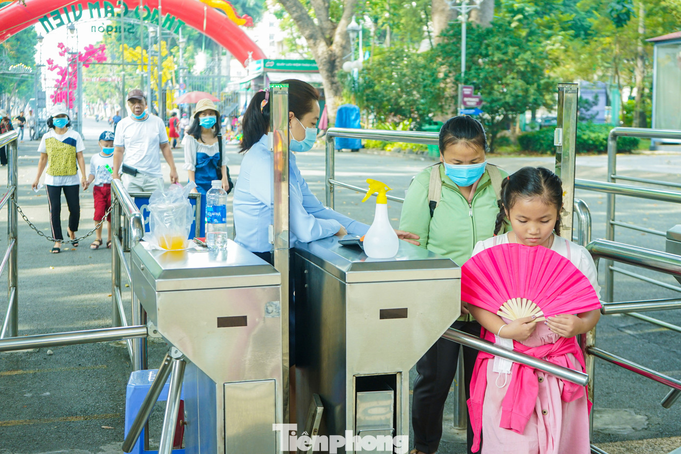 Hiện tại, vé tham quan Thảo Cầm viên trong dịp Tết Quý Mão 2023 vẫn áp dụng giá cũ. Giá vé 40.000 đồng sẽ áp dụng cho khách cao từ 1m đến dưới 1.3m và 60.000 đồng cho khách cao từ 1.3m trở lên.