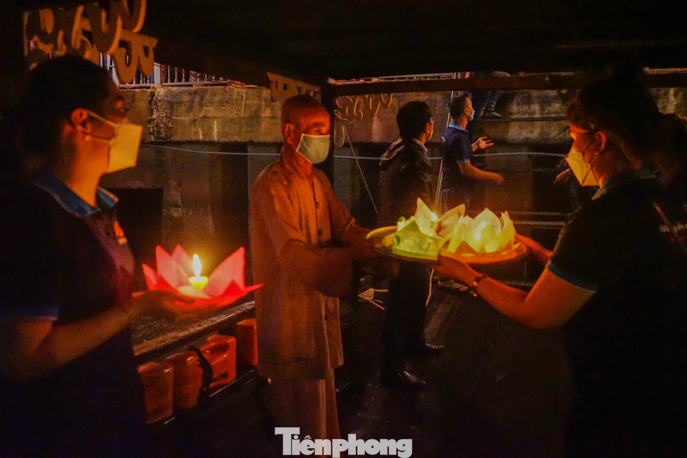 Lễ hội thả hoa đăng trên kênh Nhiêu Lộc - Thị Nghè là một trong những sự kiện không thể thiếu của người dân TPHCM vào mỗi dịp lễ tết, nhất là khi mỗi dịp đại lễ Phật đản diễn ra.