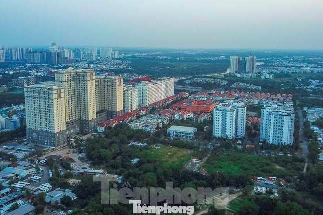 Không chỉ nhà ở mà ngay cả các chủ căn hộ chung cư cũng rơi vào tình trạng tương tự