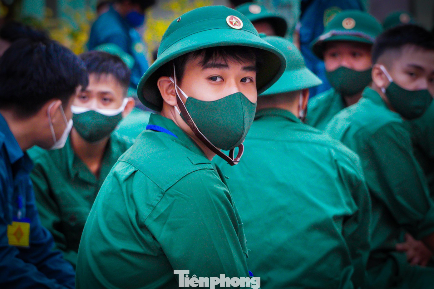 "Đây là lần đầu tiên trong đời em phải xa nhà 2 năm nhưng khi được địa phương và gia đình động viên bản thân em cảm thấy rất an tâm. Em xin hứa sẽ cố gắng trong 2 năm nghĩa vụ quân sự mình sẽ trở thành một công dân tốt cho gia đình thấy hạnh phúc" tân binh Hoàng Phúc (ngụ phường 5, Q8) chia sẻ với phóng viên.