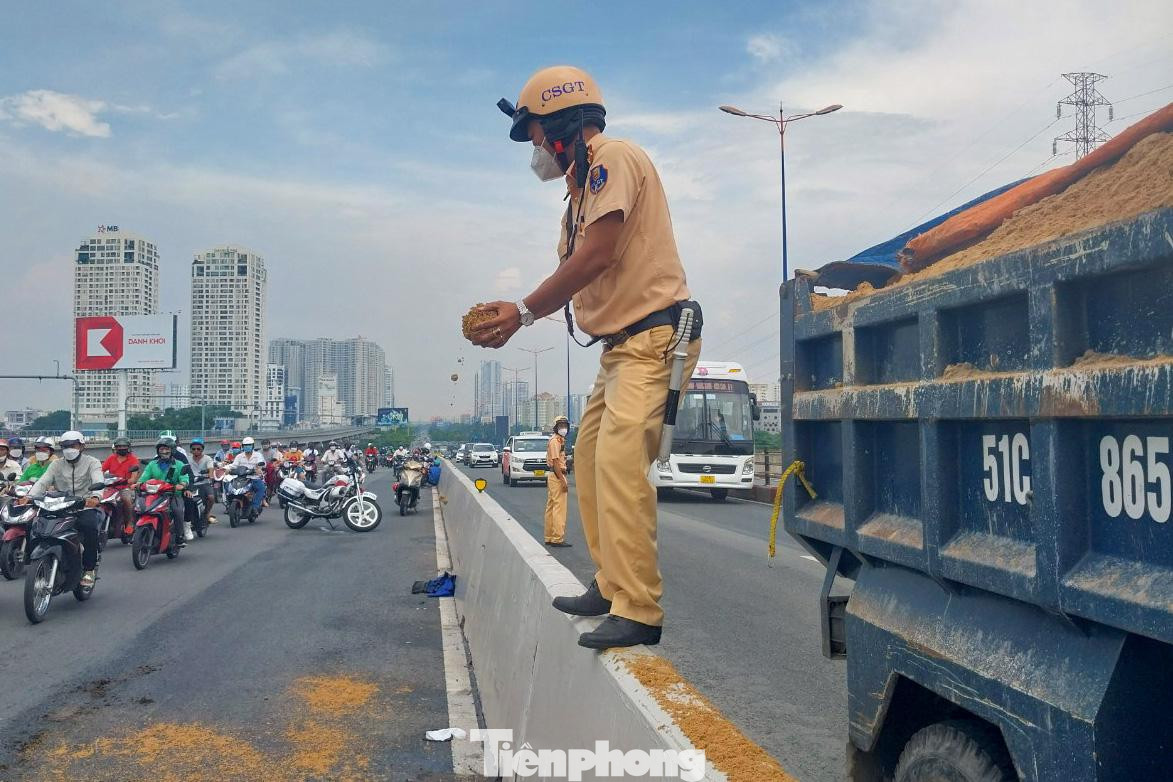 Chiến sĩ CSGT dùng tay không hốt từng nắm cát rải xuống vết dầu nhớt Chiến sĩ CSGT dùng tay không hốt từng nắm cát rải xuống vết dầu nhớt