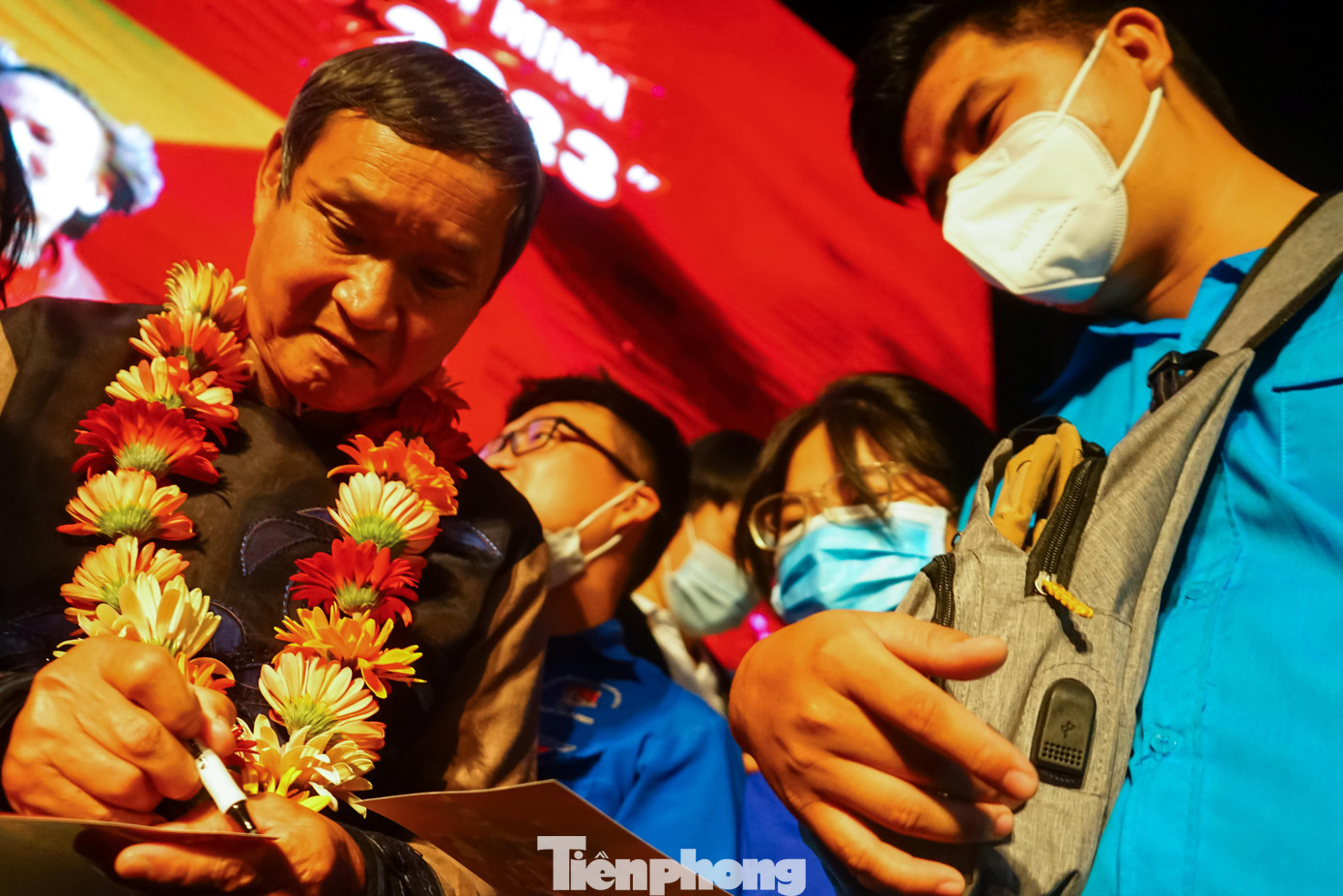 Mặc dù lịch trình của đội vô cùng dày đặc, nhưng sau khi kết thúc chương trình, HLV Mai Đức Chung và các thành viên của đội tuyển dành thời gian để ký tặng và chụp ảnh với các bạn đoàn viên.