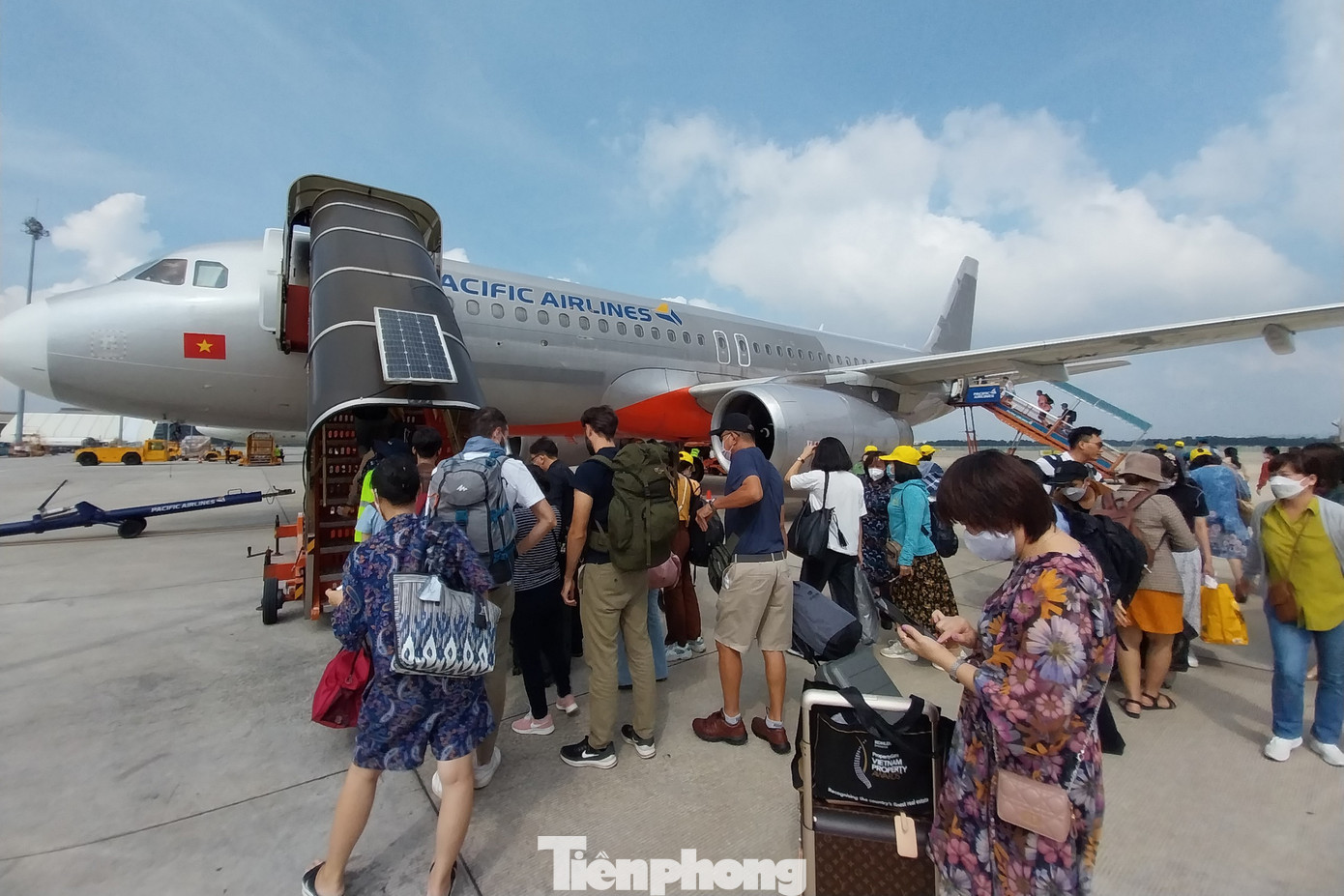 Sau kỳ nghỉ Tết Nguyên đán, các hãng hàng không chỉ còn vé giá cao. Tuy nhiên, nhiều hành khách từ các tỉnh, thành khác về lại TPHCM vẫn chấp nhận mua.