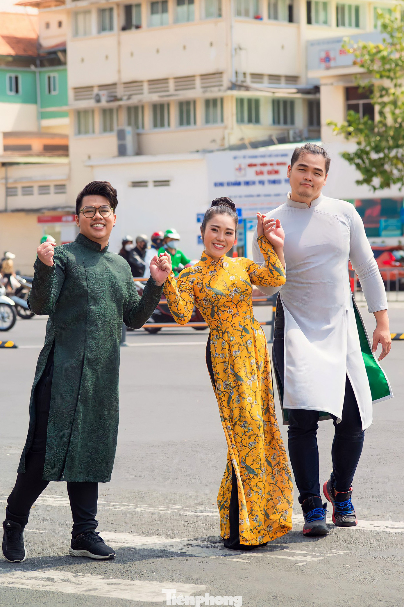 Ghi nhận tại khu vực trước cửa chợ Bến Thành (quận 1), mặc dù thời tiết bên ngoài có nắng khá gắt nhưng vẫn có nhiều bạn trẻ và các nhà thiết kế mang bộ sưu tập áo dài đến đây chụp ảnh hưởng ứng.