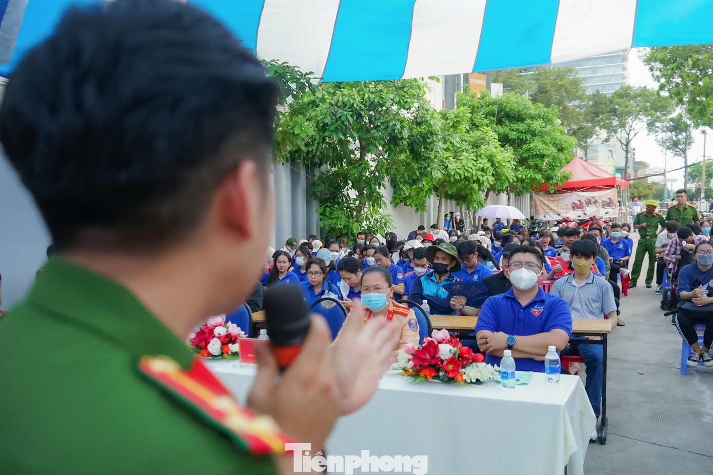 Các bạn trẻ được các cán bộ chiến sĩ Phòng CSĐT tội phạm về TTXH hướng dẫn phòng tránh các chiêu trò lừa đảo của các đối tượng buôn bán người