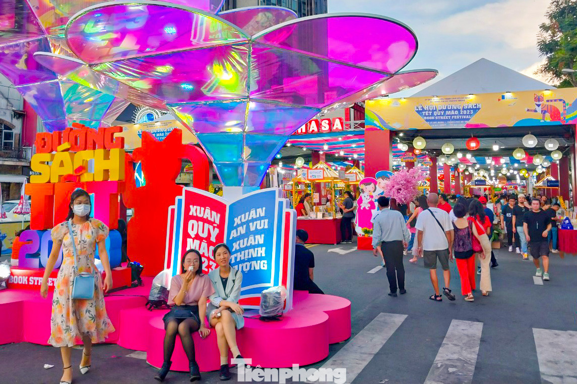 Là một trong những nơi rộng rãi, thoáng mát, có nhiều không gian đọc sách, từ 15h30, rất đông người dân và khách du lịch đến tham quan Lễ hội Đường sách Tết Quý Mão 2023 (quận 1)