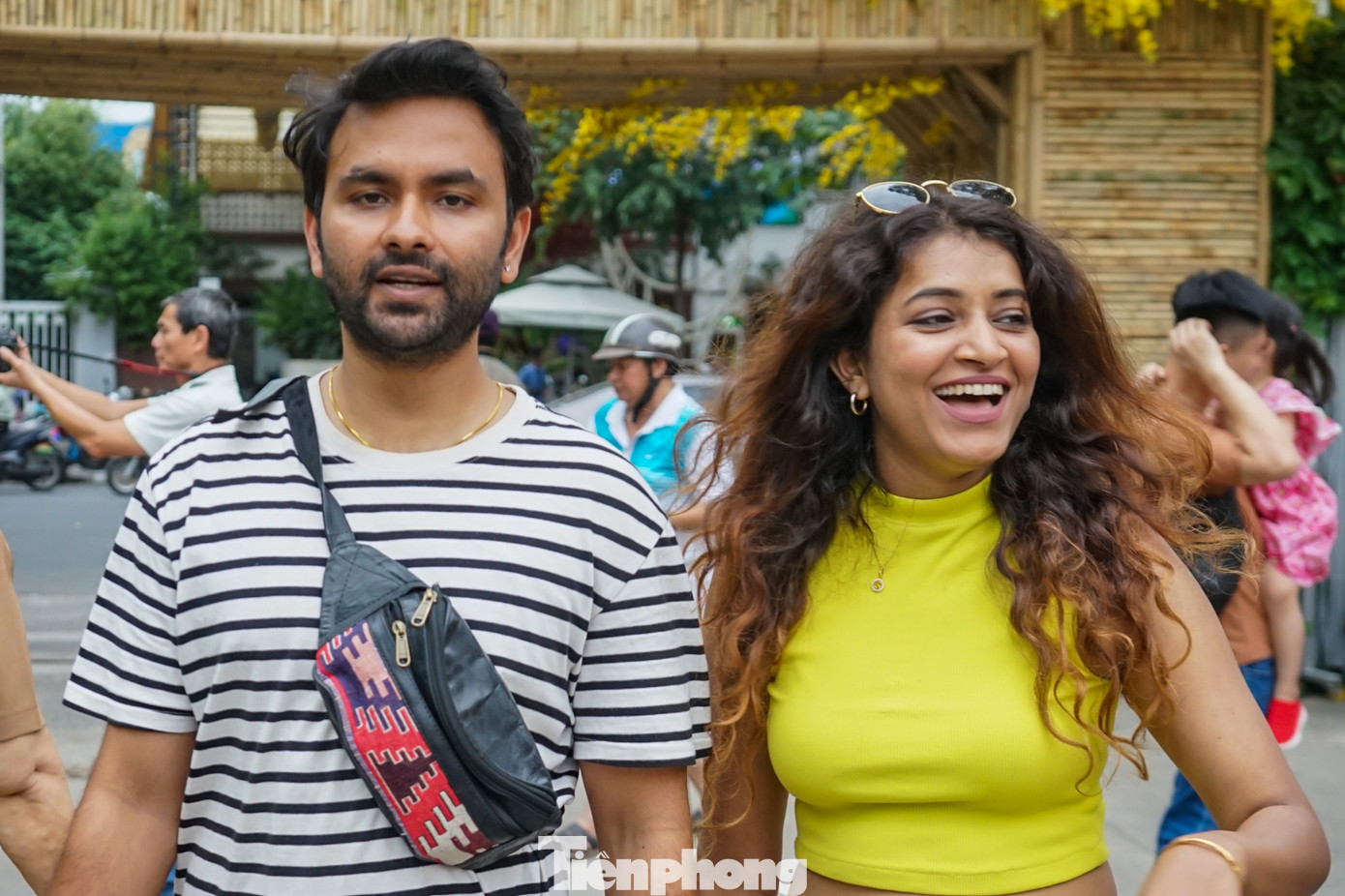 Ngoài người dân, khách du lịch trong nước, Phố ông đồ còn thu hút rất đông du khách nước ngoài đến tham quan chụp ảnh.