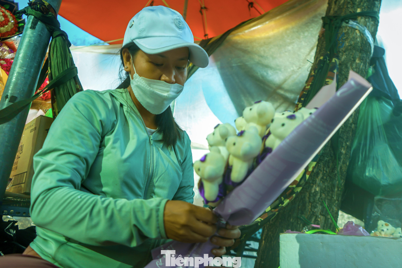 Theo chị Thúy Nhi - chủ sạp hoa cho biết, mỗi một bó hoa kết từ những thú nhồi bông tại sạp của chị có giá dao động từ một trăm hai mươi nghìn đồng đến bốn trăm nghìn đồng một bó tùy theo kích cỡ to hoặc nhỏ.