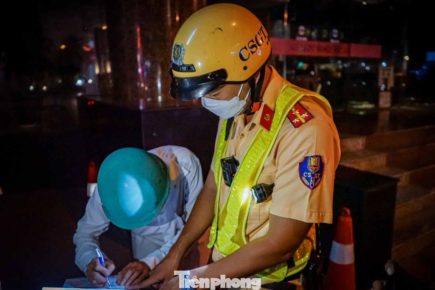 Sau hơn 20 phút tổ công tác ra sức giải thích, thuyết phục, cả hai người đàn ông này mới chấp nhận ký biên bản vi phạm và đồng ý việc tạm giam phương tiện. Sau hơn 20 phút tổ công tác ra sức giải thích, thuyết phục, cả hai người đàn ông này mới chấp nhận ký biên bản vi phạm và đồng ý việc tạm giam phương tiện.