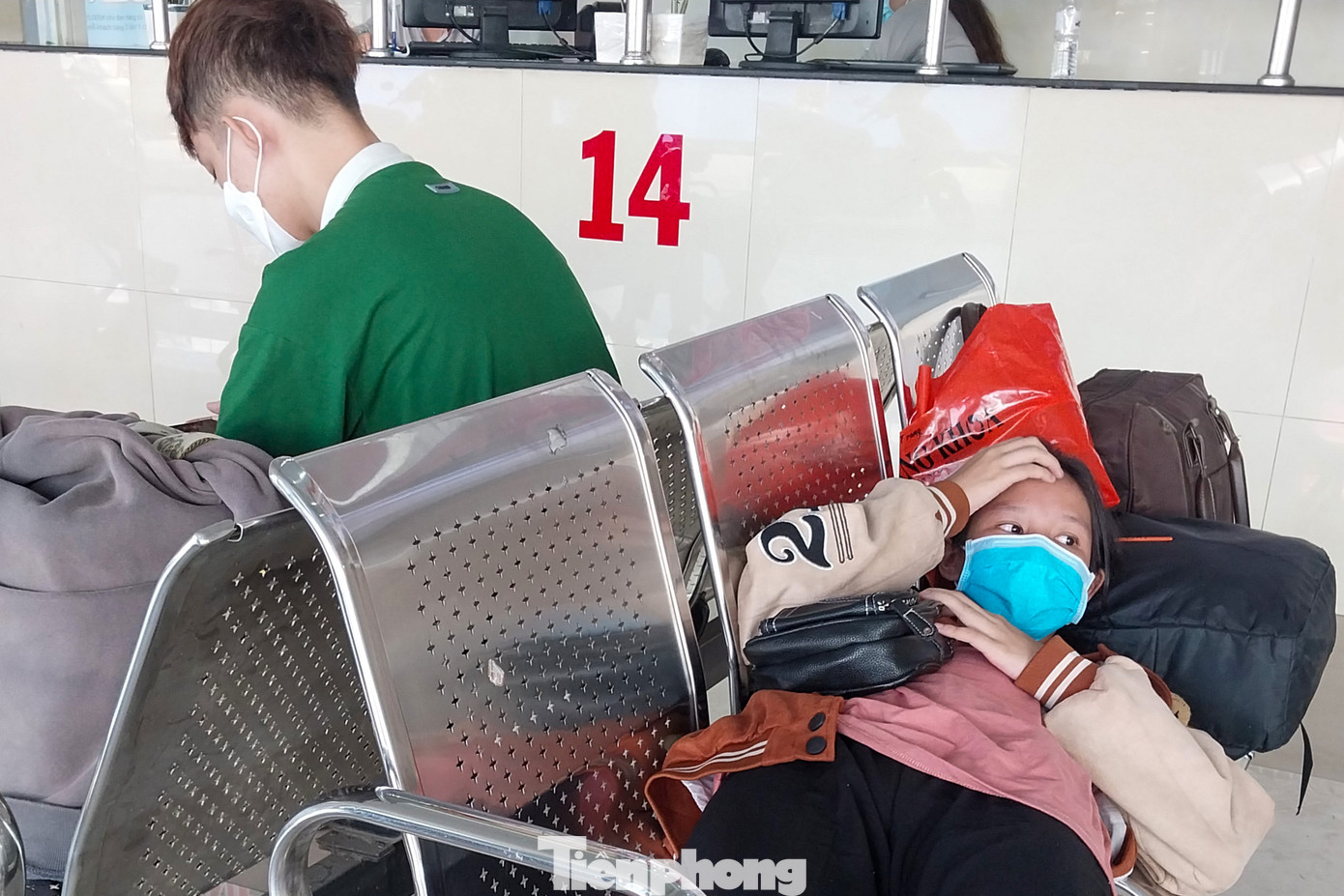 Tại sảnh chờ ra cửa khởi hành của Bến xe Miền Tây, không gian chiều 30 Tết lặng lẽ và tĩnh mịch hơn mọi ngày. Hầu hết hành khách đều khá mệt mỏi vì chờ xe lâu. Nhiều người tranh thủ chợp mắt hoặc dùng điện thoại chơi game, nhắn tin cho bạn bè, người thân