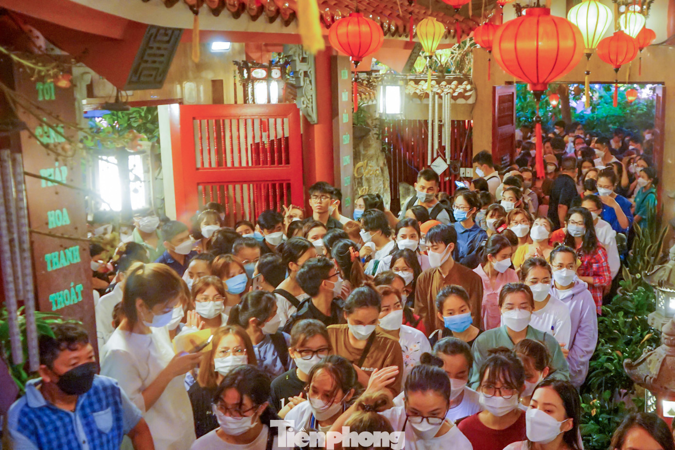 Mặc dù còn hơn 1 tiếng rưỡi lễ hội thả đèn hoa đăng mới được tiến hành nhưng vào lúc 17h đã có rất đông người dân và các tăng ni phật tử đến chùa.Nhiều tuyến đường xung quanh khu vực chùa Pháp Hoa bị ùn ứ.