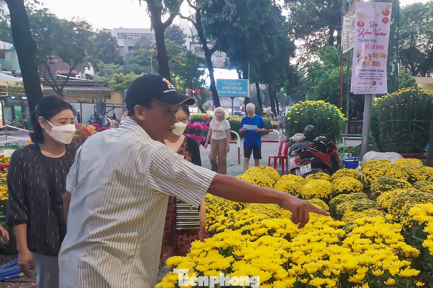 "Cứ đến gần ngày Tết tôi thường hay đi dạo ngắm và chọn hoa về trang trí cho nhà cửa. Năm nay giá cả các loại hoa cũng ở mức trung bình", ông Trần Văn Thành (ngụ quận 3) chia sẻ.