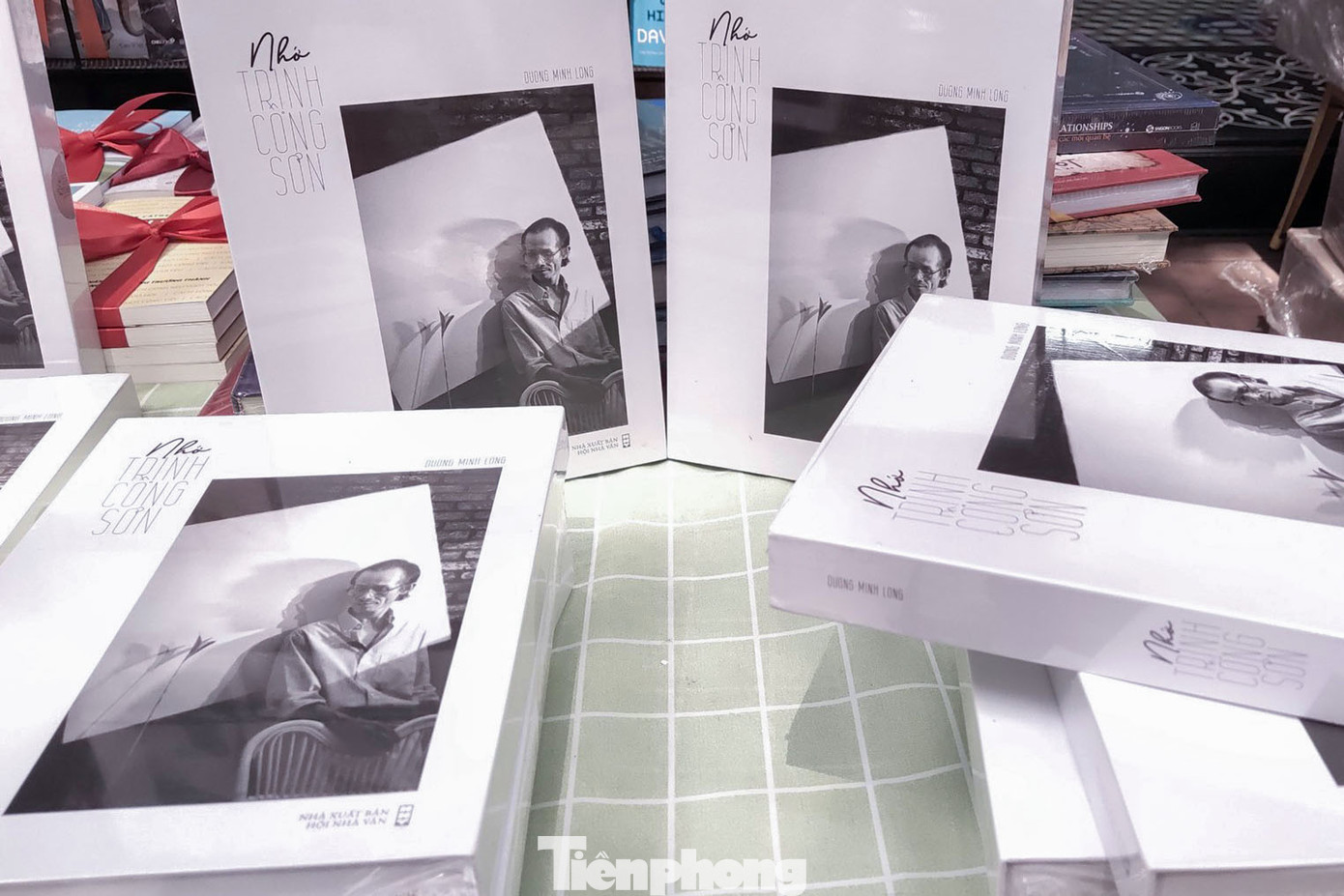 Ngoài những bức ảnh chính thức được giới thiệu, triển lãm còn có nhiều tấm ảnh ghi chép lại những hoạt động đời thường của nhạc sĩ Trịnh Công Sơn khi ông còn tại thế. Ngoài những bức ảnh chính thức được giới thiệu, triển lãm còn có nhiều tấm ảnh ghi chép lại những hoạt động đời thường của nhạc sĩ Trịnh Công Sơn khi ông còn tại thế.