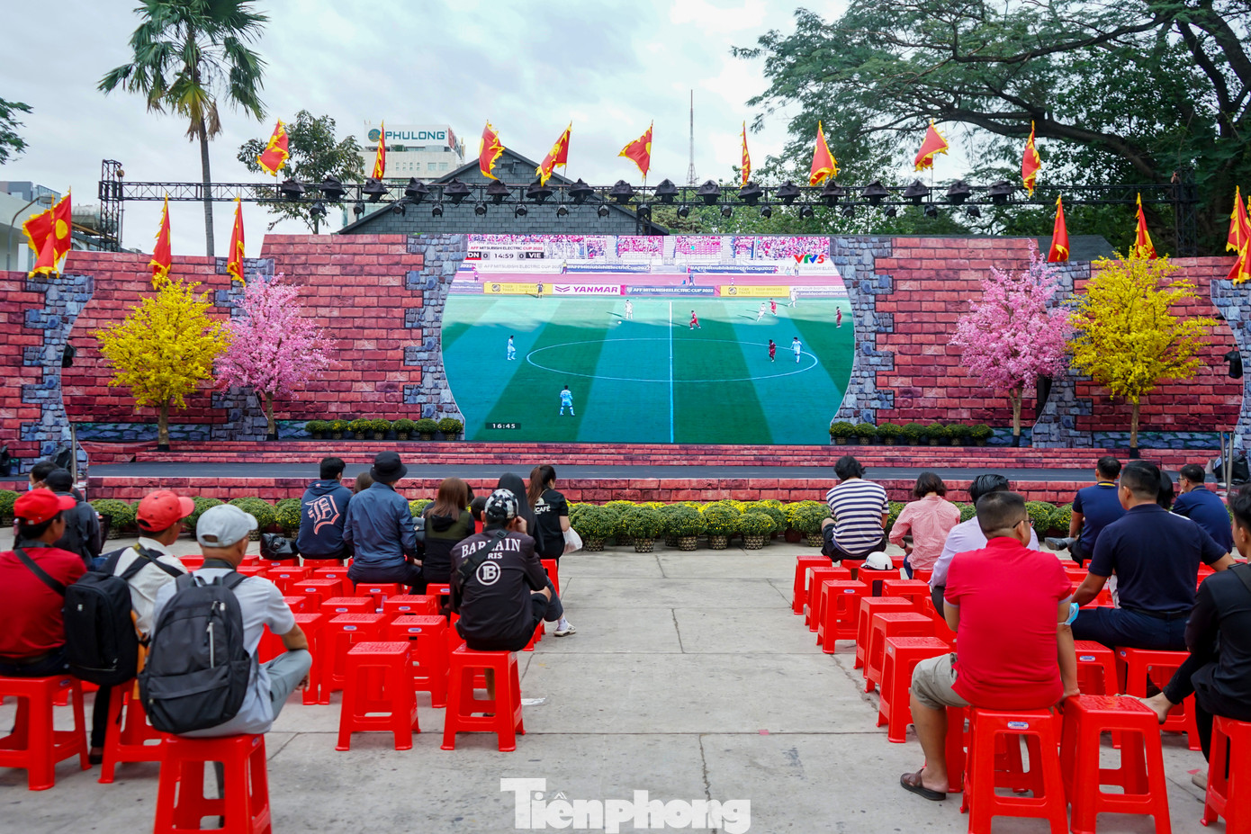 Do năm nay Phố ông đồ được tổ chức trùng với lịch thi đấu của Đội tuyển Việt Nam trong giải AFF Cup 2022 nên nơi đây còn tổ chức cho người dân tập trung xem bóng đá