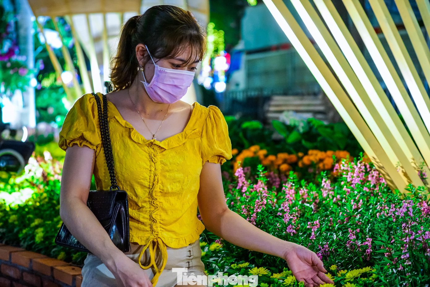 Chị Phan Trung Ái Linh là một bác sĩ làm việc tại bệnh viện Thành phố Thủ Đức vừa hoàn thành nhiệm vụ chống dịch mang tâm trạng phấn khởi đến tham quan Đường hoa. Chị chia sẻ “Hôm nay, khi TPHCM đang từng bước phục hồi sau giãn cách, kiểm soát được dịch bệnh thì bản thân mình thấy rất vui mừng. Nhờ vậy mà hôm nay mình mới có thể đến tham quan Đường hoa, chỉ hy vọng năm mới dịch bệnh sẽ càng được kiểm soát tốt hơn nữa”, chị Linh bày tỏ. Chị Phan Trung Ái Linh là một bác sĩ làm việc tại bệnh viện Thành phố Thủ Đức vừa hoàn thành nhiệm vụ chống dịch mang tâm trạng phấn khởi đến tham quan Đường hoa. Chị chia sẻ “Hôm nay, khi TPHCM đang từng bước phục hồi sau giãn cách, kiểm soát được dịch bệnh thì bản thân mình thấy rất vui mừng. Nhờ vậy mà hôm nay mình mới có thể đến tham quan Đường hoa, chỉ hy vọng năm mới dịch bệnh sẽ càng được kiểm soát tốt hơn nữa”, chị Linh bày tỏ.