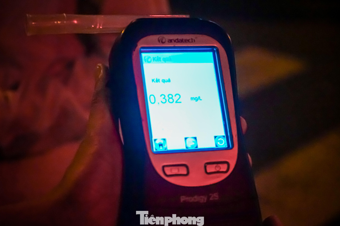 Kết quả đo bằng máy định lượng xác định ông K có nồng độ cồn là 0,352 mg/L khí thở nên các cán bộ chiến sĩ CSGT đã tiến hành lập biên bản. Kết quả đo bằng máy định lượng xác định ông K có nồng độ cồn là 0,352 mg/L khí thở nên các cán bộ chiến sĩ CSGT đã tiến hành lập biên bản.
