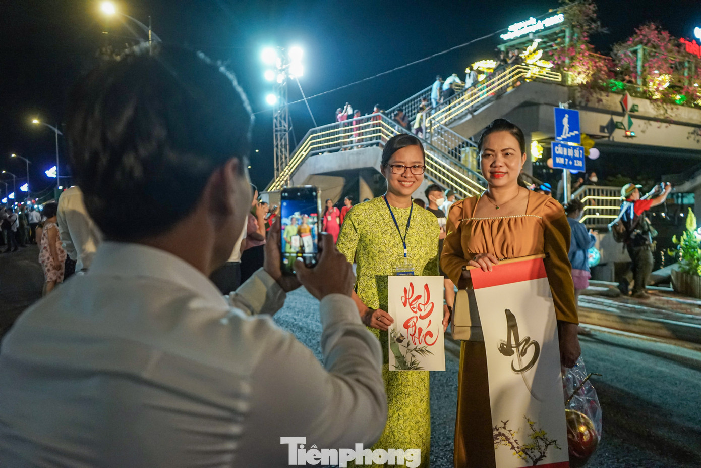 Trên tuyến đường Bến Bình Đông sẽ tổ chức quần thể trang trí trên bến là hoa, cây kiểng, dưới bến là trang trí thuyền hoa và các cụm hoa sen. Cạnh đó còn có thêm các gian hàng cho chữ của các ông đồ trẻ