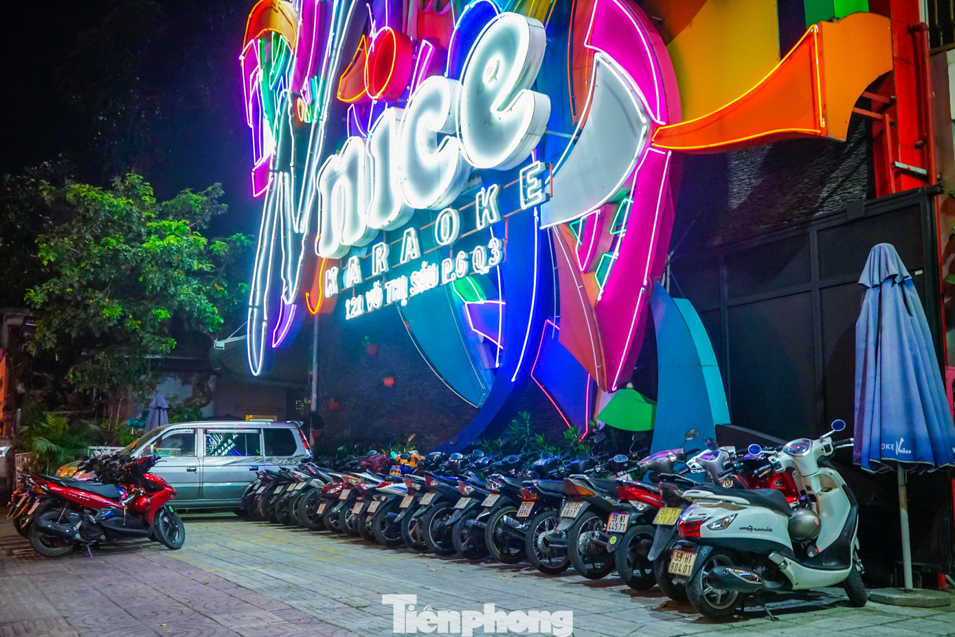 Tối ngày 10/1, nhiều quán karaoke, quán bar trên địa bàn TPHCM đã hoạt động trở lại sau nửa năm phải đóng cửa vì dịch. Ghi nhận tại một quán karaoke trên đường Võ Thị Sáu - quận 3 có khá đông khách đến đặt phòng hát.