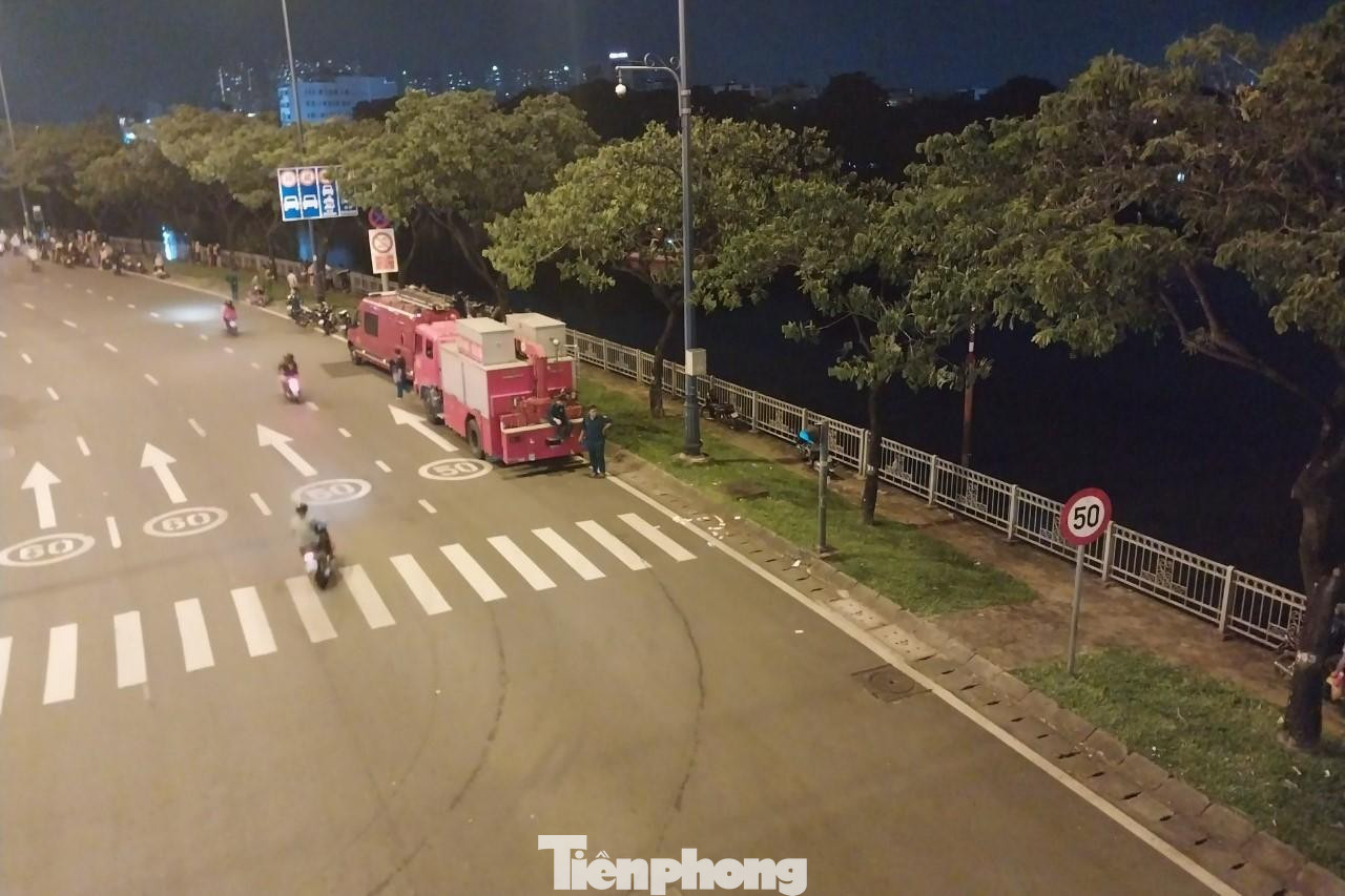 Lực lượng PCCC&amp;CHCN Công an TPHCM điều nhân lực và phương tiện đến hiện trường tìm kiếm nạn nhân