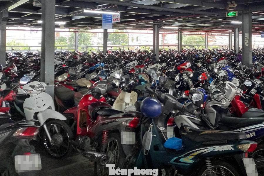 Các bãi giữ xe xung quanh khu vực phố đi bộ Nguyễn Huệ và gần khu công viên Văn hoá Đầm Sen đều kín chỗ từ rất sớm.